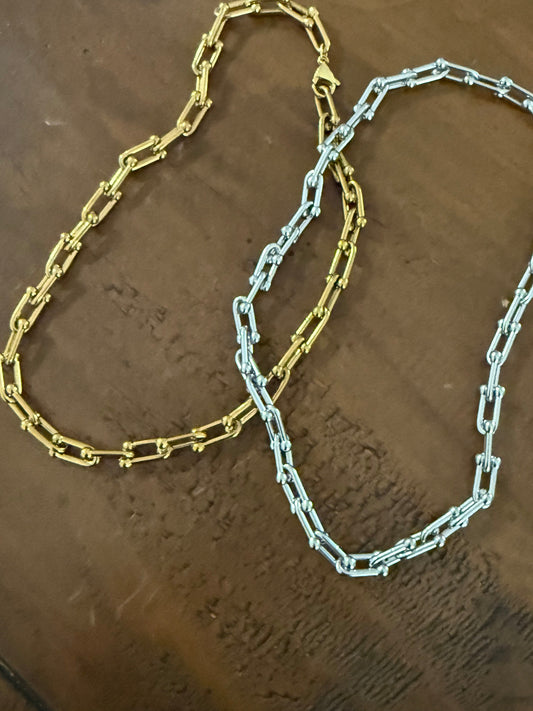 horseshoe link necklace
